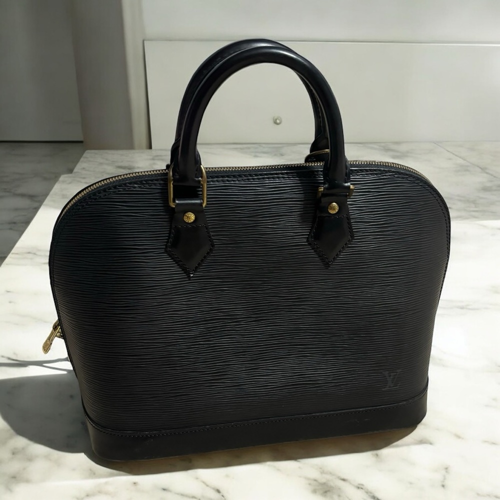2002’ Vintage Black Epi Louis Vuitton Alma PM